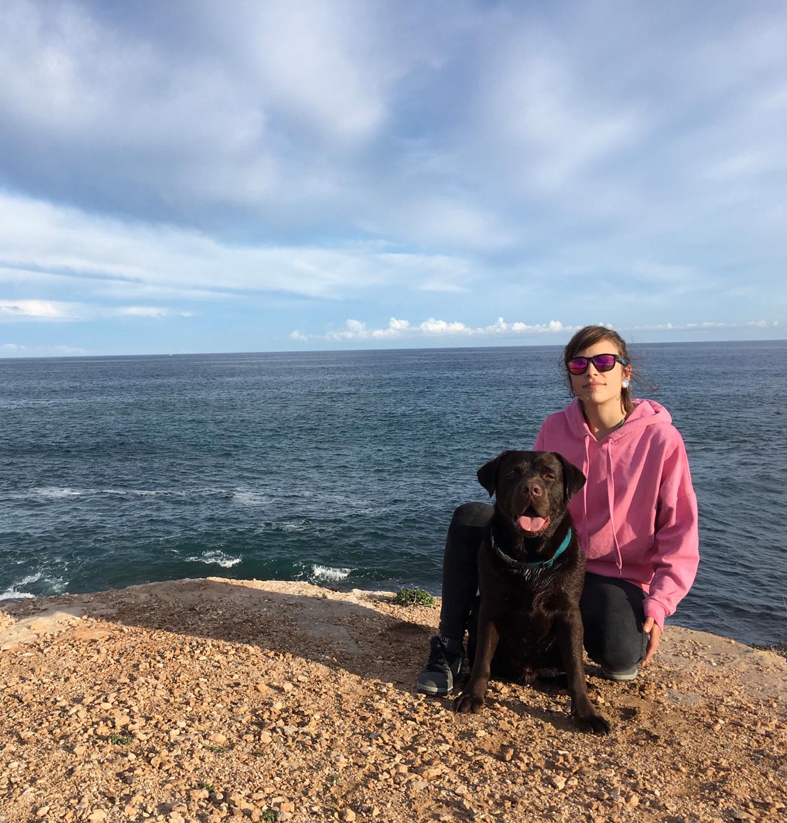 Bea con un perro en la playa